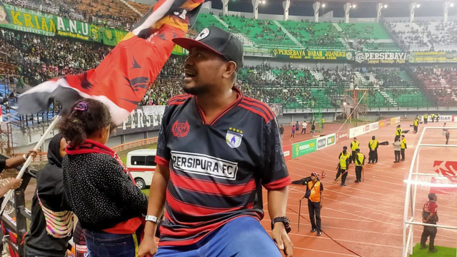 Frangky Abuuryaan Griapon (Angky) tokoh suporter Persipura Jayapura
 Foto: Instagram @capo_angky
