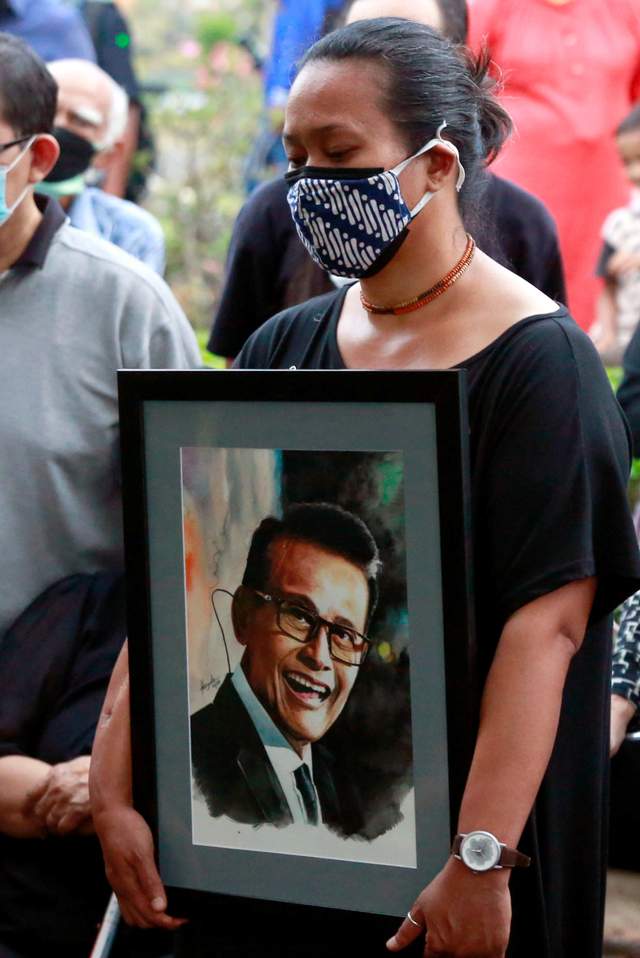 Sejumlah keluarga dan kerabat saat hadir di pemakman musisi Koes Hendratmo di TPU Karet Bivak, Jakarta, Selasa, (7/9). Foto: Ronny