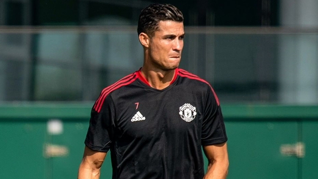 Momen saat Cristiano Ronaldo melakukan latihan perdananya setelah kembali ke Manchester United. Foto: Twitter/@ManUtd