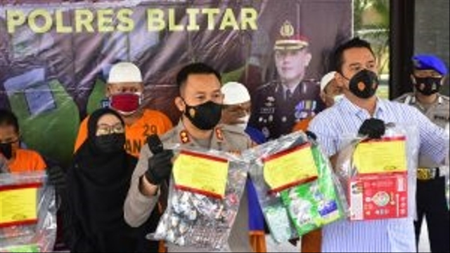 Polres Blitar menggelar konfrensi pers pelaku pencurian toko. Foto: Humas Polri