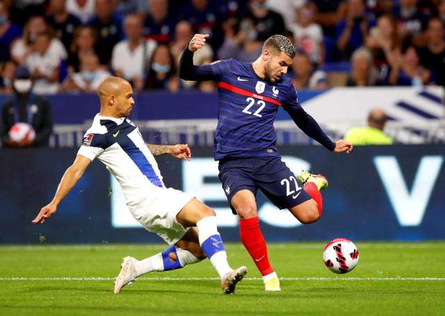 Pemain Prancis Theo Hernandez duel dengan pemain Finlandia Nikolai Alho saat Kualifikasi Piala Dunia antara Prancis vs Finlandia di Stadion Groupama, Lyon, Prancis. Foto: Stephane Mahe/Reuters