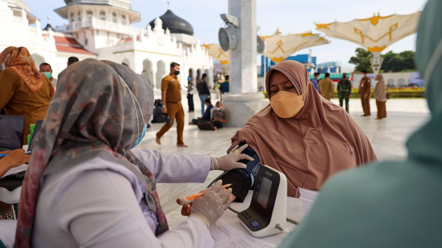 Gelar vaksinasi massal di Masjid Raya Baiturrahman, Banda Aceh. Foto: Suparta/acehkini