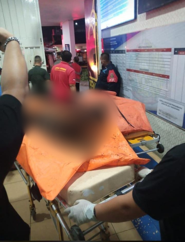 Kondisi korban kebakaran Lapas Kelas 1 Tangerang saat dievakuasi petugas, Rabu (8/9). Foto: Dok. Istimewa