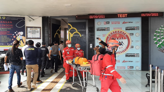 Tim damkar saat evakuasi korban kebakaran Lapas Kelas 1 Tangerang, Rabu (8/9). Foto: Dok. Istimewa