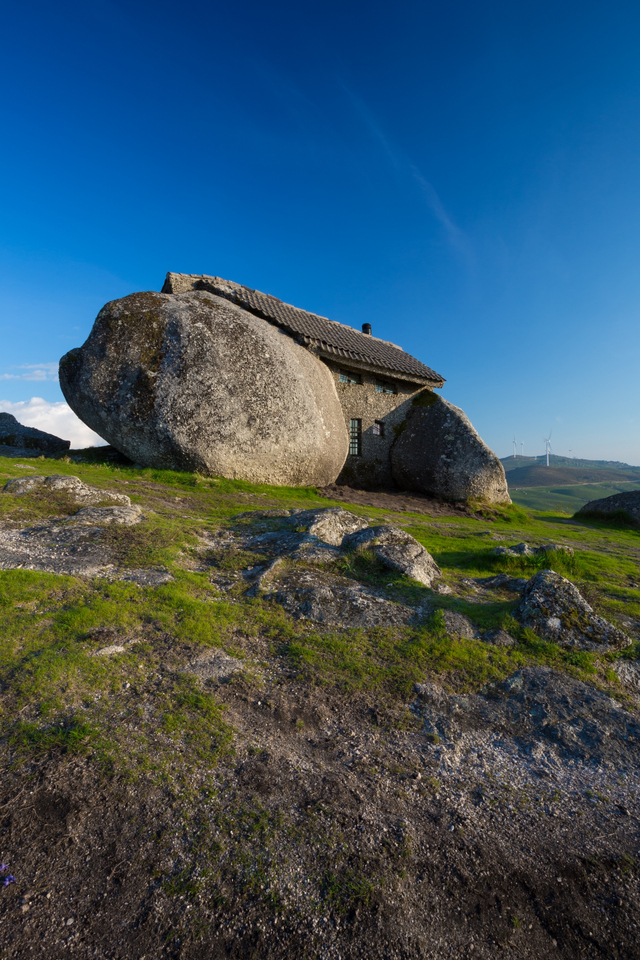 Rumah Flintstones di dunia nyata yang ada di Portugal. Foto: Shutter Stock