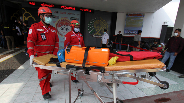 Petugas PMI keluar dari dalam lapas usai melakukan evakuasi korban kebakaran di Lapas Dewasa Klas 1 A Tangerang, Tangerang, Banten, Rabu (8/9/2021). Foto: Muhammad Iqbal/ANTARA FOTO