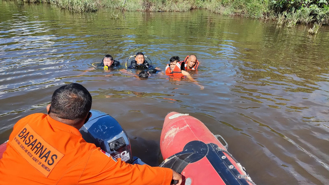 Tim melakukan evakuasi terhadap korban. Foto: Istimewa.