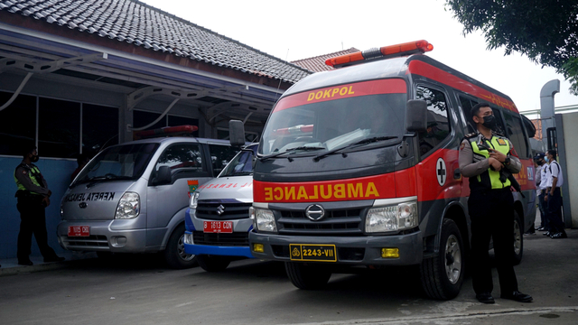 Petugas kepolisian berjaga di RSUD Kabupaten Tangerang, Tangerang, Banten, Rabu (8/9/2021). Foto: Jamal Ramadhan/kumparan