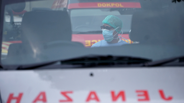 Petugas terlihat dibelakang mobil ambulans di RSUD Kabupaten Tangerang, Tangerang, Banten, Rabu (8/9/2021). Foto: Jamal Ramadhan/kumparan