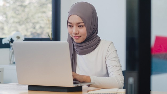 Ilustrasi Muslimah belajar. Sumber: freepik.com