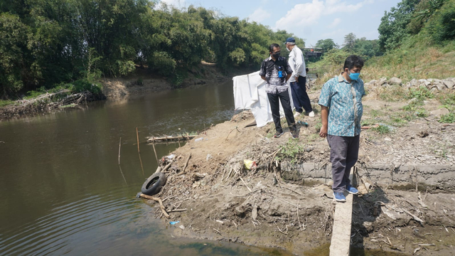 Petugas melakukan pengecekan kondisi Bengawan Solo.
