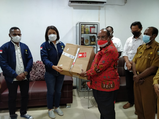 Penyerahan bantuan satu unit alat ventilator dari Ketua HIPMI Papua Barat kepada Wali Kota Sorong, foto: Yanti/Balleo News