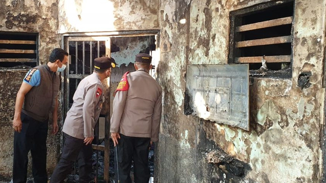 Kapolda Metro Jaya Irjen Pol Fadil Imran meninjau lokasi sel yang terbakar di Lapas Tangerang. Foto: Dok. Istimewa