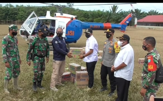 Bantuan Polda Kalteng untuk daerah terisolir di Katingan diserahkan.