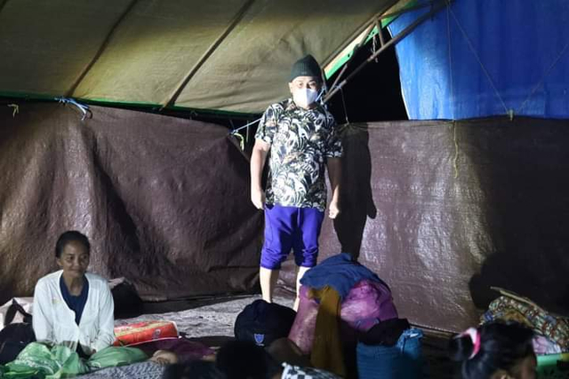 Gubernur Kalimantan Tengah, Sugianto Sabran saat mengunjungi salah satu posko pengungsian banjir di Katingan dan berdialog dengan warga.
