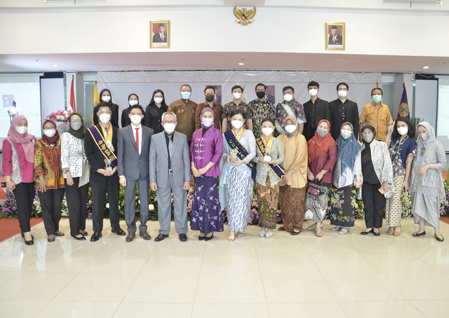 FKG Universitas Moestopo Angkat Sumpah 26 Dokter Gigi Baru. Foto: Dok UPDM (B)