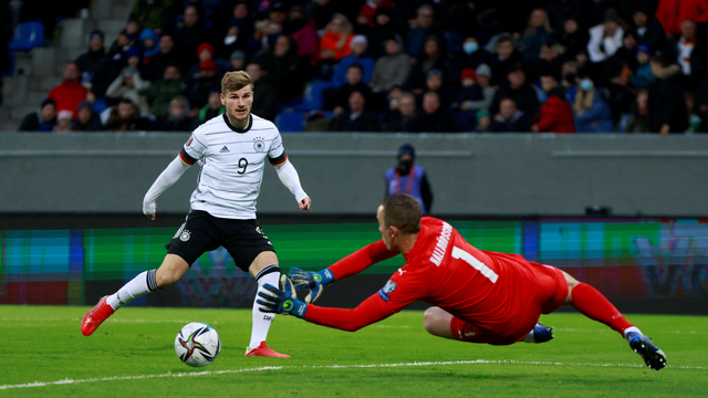 Pemain depan Jerman Timo Werner menendang ke arah kiper Islandia Hannes Halldorsson saat pertandingan kualifikasi Piala Dunia di Reykjavik, Islandia. Foto: Odd Andersen/AFP