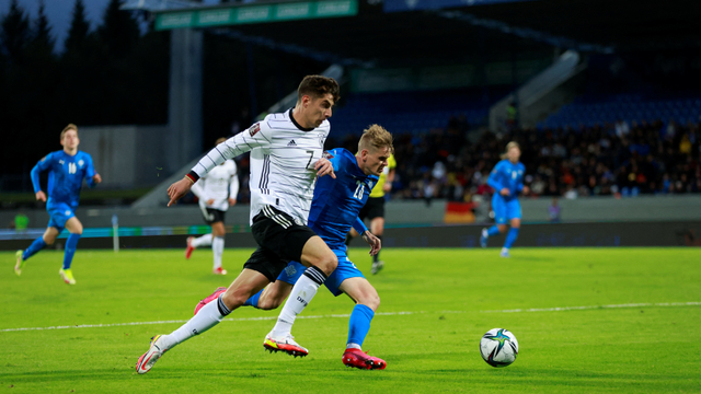 Gelandang Jerman Kai Havertz duel dengan bek Islandia Ari Skulason pada kualifikasi Piala Dunia di Reykjavik, Islandia. Foto: Odd Andersen/AFP