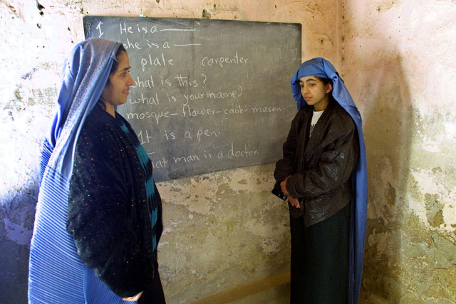 Dua wanita Afghanistan mengobrol. Foto: Jimin Lai/AFP