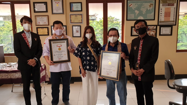 Penyerahan penghargaan rekor Muri atas penjualan kopi liberika dengan harga tertinggi. Foto: Dok Hi!Pontianak