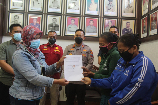 Anggota Kepolisian Resor Blitar, Jawa Timur, memediasi kasus pencurian susu bayi yang dilakukan dua orang ibu-ibu dengan pemilik toko. Foto: Antara/Asmaul Chusna