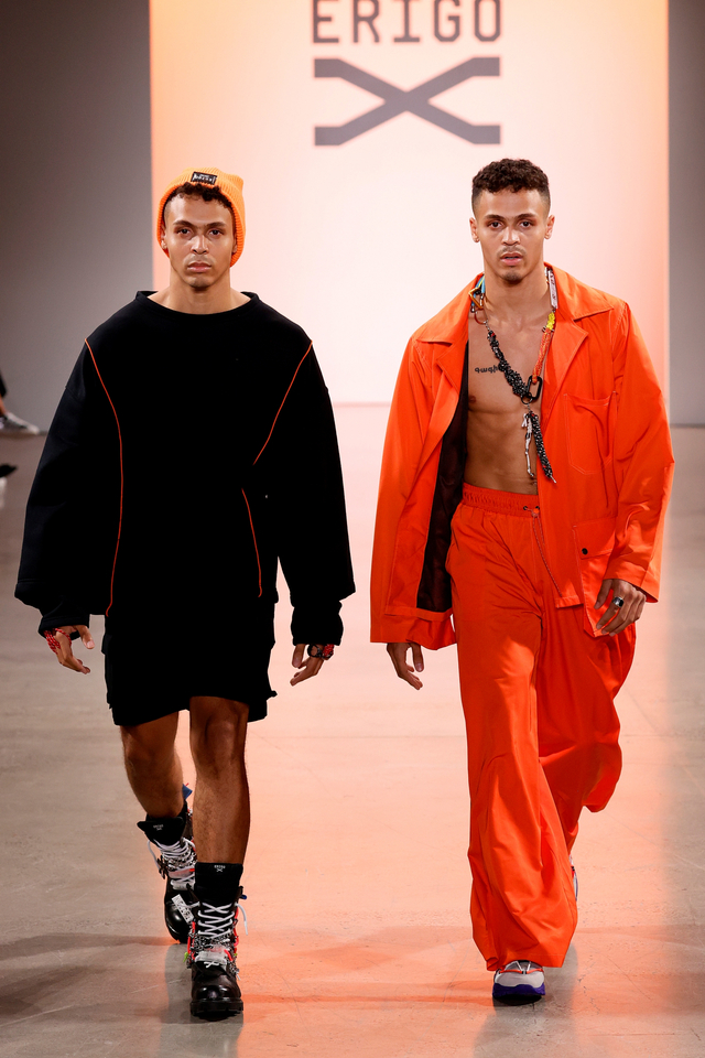 Model berjalan di landasan pacu untuk Erigo X selama NYFW: The Shows at Gallery at Spring Studios di New York City, Rabu (8/9). Foto: Frazer Harrison/Getty Images