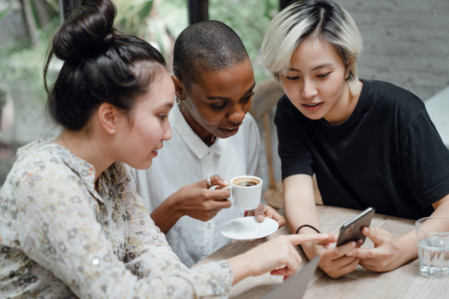Ilustrasi bagi kuota internet ke pengguna lain. Foto: Ketut Subiyanto via Pexels
