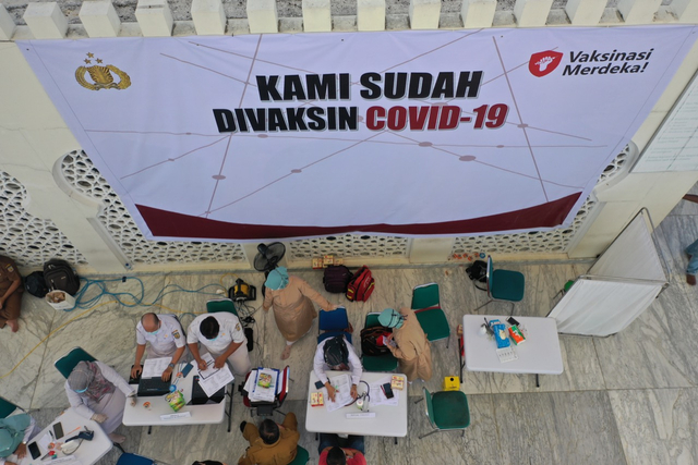 Vaksinasi massal di Masjid Raya Baiturrahman, Banda Aceh. Foto: Abdul Hadi/acehkini