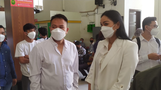 Vicky Prasetyo dan Kalina di PN Jakarta Selatan. Foto: Alexander Vito/kumparan