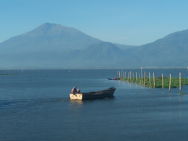Kenampakan Rawa Pening dan aktivitas warga sekitar. Sumber gambar: Dokumentasi Tatum Septianing Laras