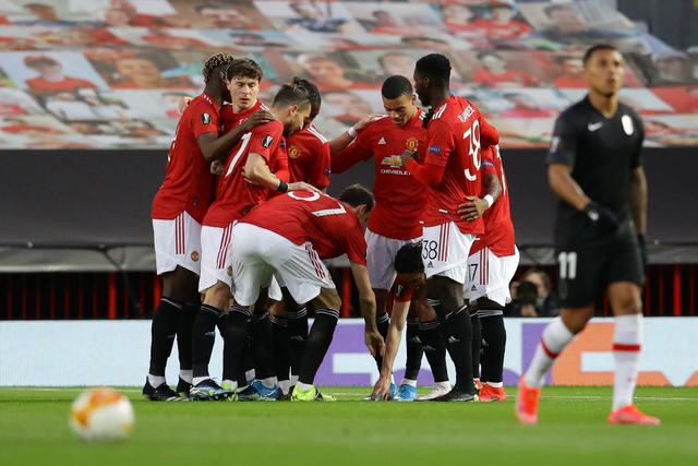 Selebrasi pemain Manchester United usai mencetak gol ke gawang Granada pada pertandingan leg kedua perempat final Liga Europa di Old Trafford, Manchester, Inggris. Foto: David Klein/REUTERS