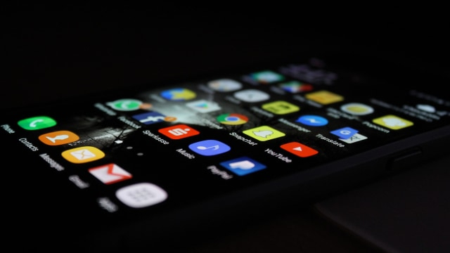 Ilustrasi handphone Android. Foto: Rami Al-zayat via Unsplash