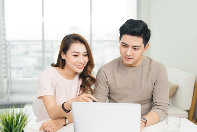 Ilustrasi menyikapi gaji pasangan yang lebih besar. Foto: Shutterstock