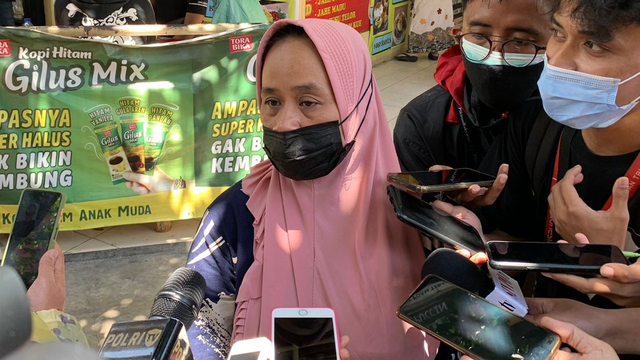 Upik Hartanti orang tua korban kebakaran bernama Rizekil Khairi kembali datangi RS Polri. Foto: Nugroho GN/kumparan