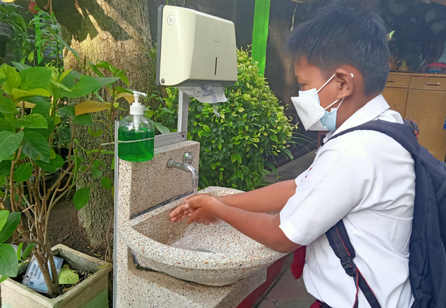 Mencuci tangan menjadi salah satu prokes yang harus diterapkan saat hidup berdampingan dengan COVID-19. Foto: Masruroh/Basra