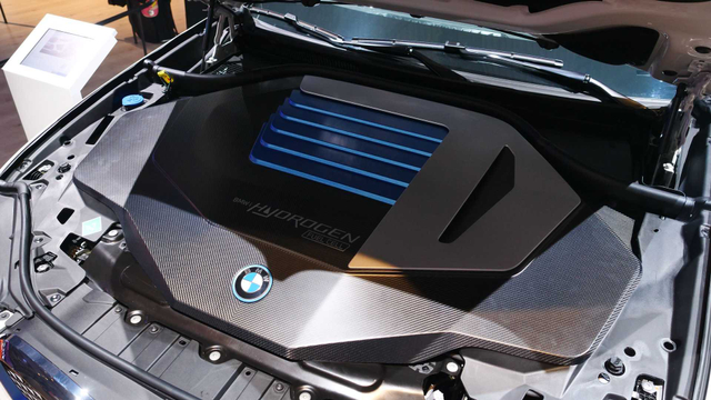 Penutup yang menjaga powertrain hidrogen milik BMW iX5 Foto: dok. Motor1