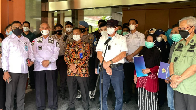 Menkumham Yasonna Laoly menyerahkan santunan kepada keluarga korban meninggal kebakaran Lapas Tangerang. Foto: Dok. Nadine Azura