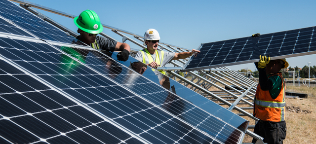 Proses pemasangan panel surya dengan kemiringan tertentu (sumber : https://unsplash.com/photos/ZNS6rizp9RU)