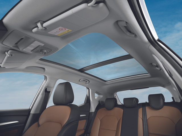 Fitur sunroof pada New MG ZS yang resmi meluncur di Indonesia Foto: dok. MG Motor Indonesia