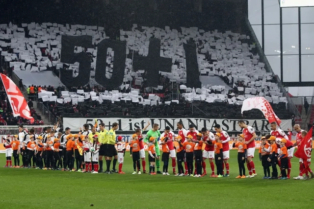 Suporter Bundesliga membuat logo yang membentuk 50+1. Foto: copa90.com