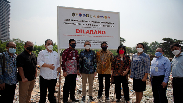 Pelaksanaan pemasangan plang pada aset-aset yg diamankan Satgas BLBI. Foto: Satgas BLBI