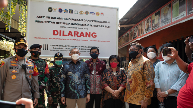 Pelaksanaan pemasangan plang pada aset-aset yg diamankan Satgas BLBI. Foto: Satgas BLBI