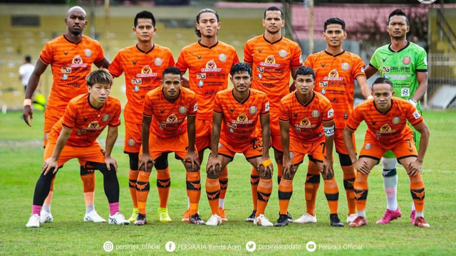 Pemain Persiraja mengenakan jersi baru untuk Liga 1 2021/22 saat uji tanding melawan PSBL Langsa di Stadion H Dimurthala, Banda Aceh. Foto: IG @persiraja_official