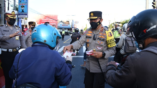 Kakorlantas Polri tinjau penerapan PPKM Level 3 di perbatasan Prambanan-Klaten. Foto: Dok. Istimewa
