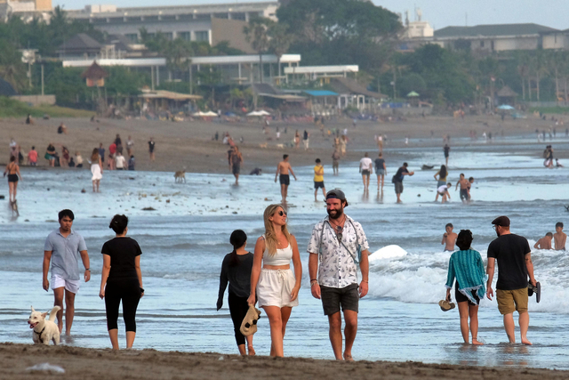 Wisatawan menikmati suasana Pantai Perancak, Badung, Bali, Kamis (9/9/2021). Foto: Nyoman Hendra Wibowo/Antara Foto
