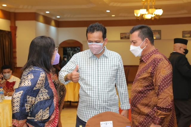 Gubernur Ansar saat pertemuan bersama Pimpinan dan Anggota DPD RI di Restoran Golden Prawn Bengkong, Batam, Rabu (8/9) . Foto: Istimewa