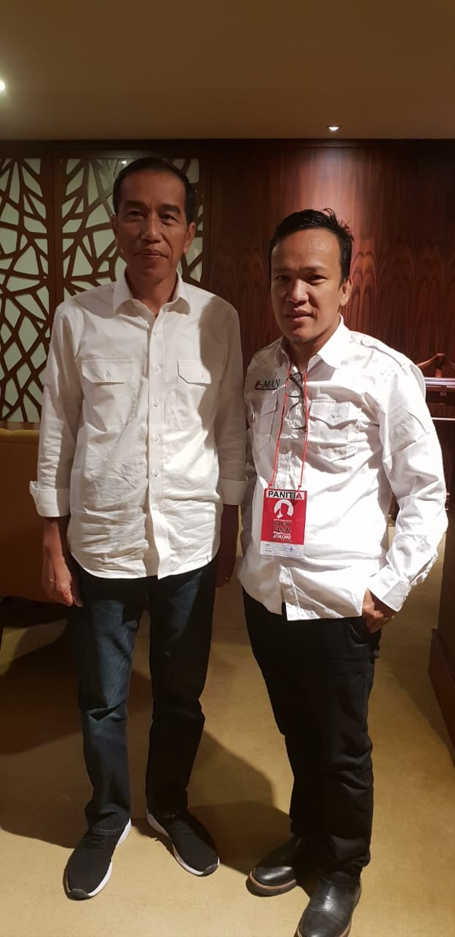 Ketum Jokowi Mania, Immanuel Ebenezer (kanan) berfoto dengan Presiden Joko Widodo. Foto: Dok. Istimewa