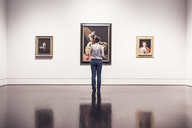 Pameran seni adalah kegiatan yang diselenggarakan seniman untuk menampilkan karya seninya. Sumber: Pixabay.com
