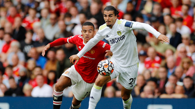 Pascal Struijk dari Leeds United beraksi dengan Mason Greenwood dari Manchester United pada pertandingan Premier League antara Manchester United melawan Leeds United di Old Trafford, Manchester, Inggris - 14 Agustus 2021. Foto: Phil Noble/Reuters