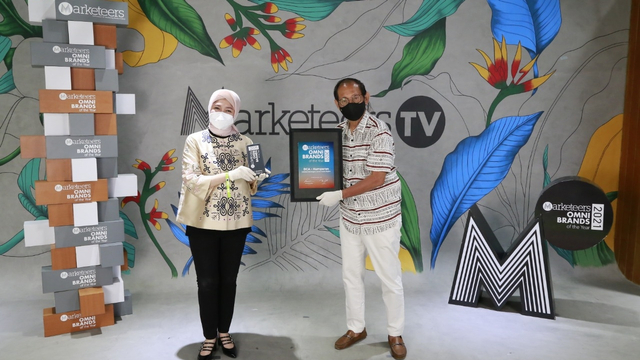 BCA yang diwakili Norisa Saifuddin, SVP Marcomm (kiri) menerima penghargaan Marketeers Omni Brands of The Year 2021 dari Hermawan Kartajaya (kanan), Founder MarkPlus, Inc. Foto: BCA
